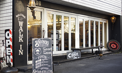 ガレージ風の外観が男心をそそる