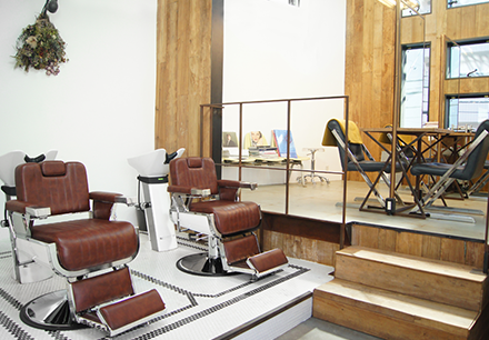 シャンプーチェアとして使用しているのは「OLDEST-S」ハイセンスなユニセックス空間