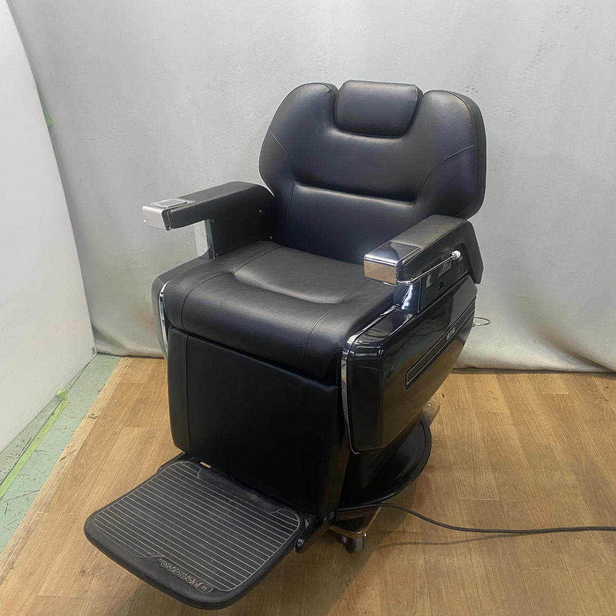 【Diego様】タカラベルモント PROSTAFF 879 理容椅子 シート張替品） 879プロスタッフ(PROSTAFF)の卸・通販 | ビューティ
