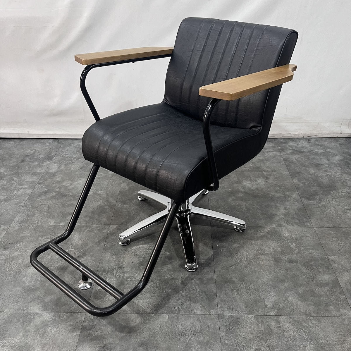 【送料込み】【美品】【B】スタイリングチェア Dr.SPINE 美容室用4脚あり 張替済み＋新品ポンプ】Dr.SPINE（ドクタースパイン）の卸・通販