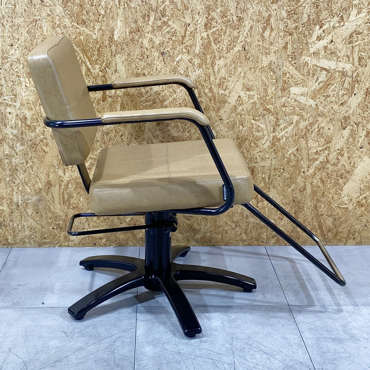 中古】タカラベルモント スタイリングチェア 『THEIAシリーズ Carre