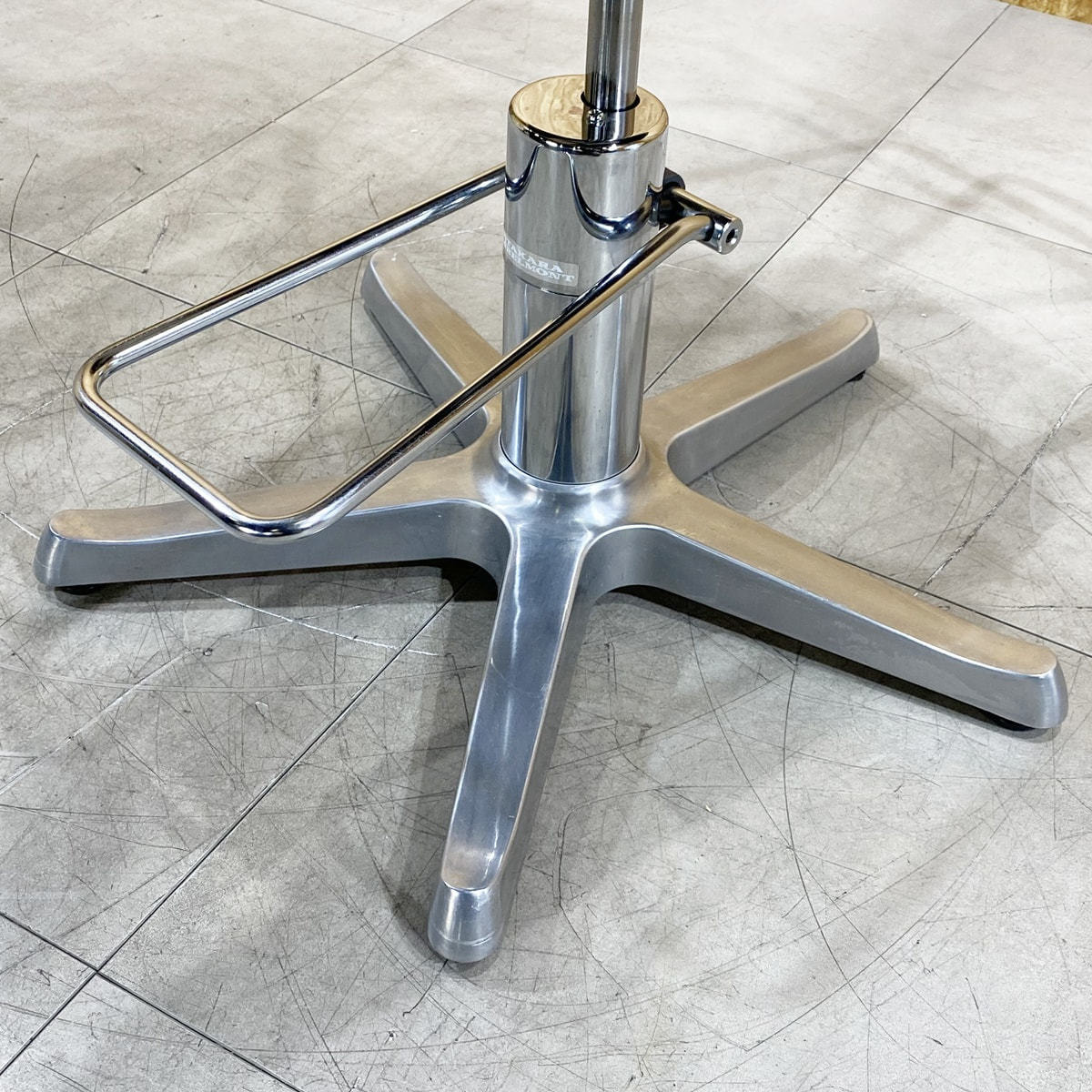 中古】タカラベルモント スタイリングチェア 『THEIAシリーズ Cirk