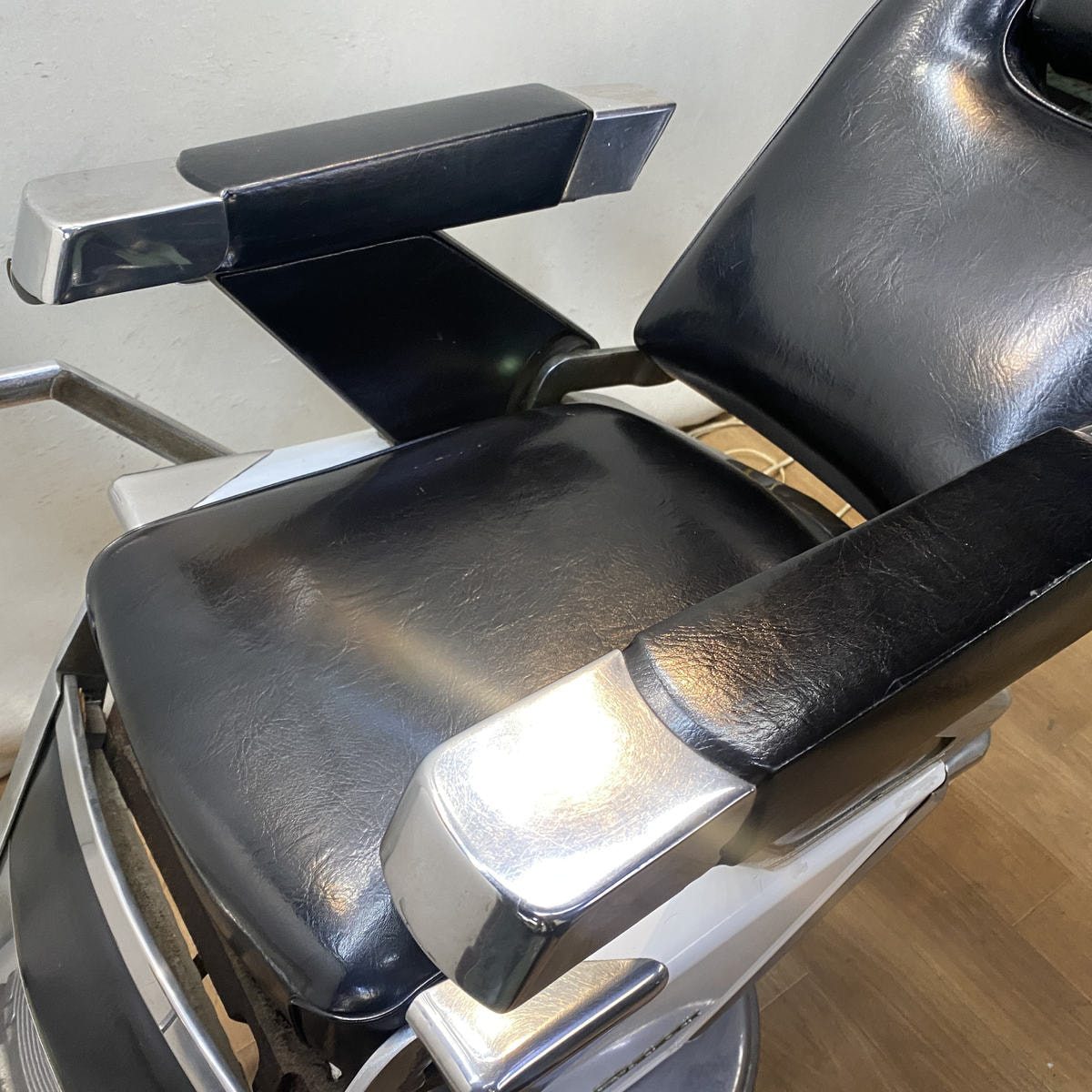 タカラベルモント レトロバーバーチェア（理容椅子）【57号】の卸