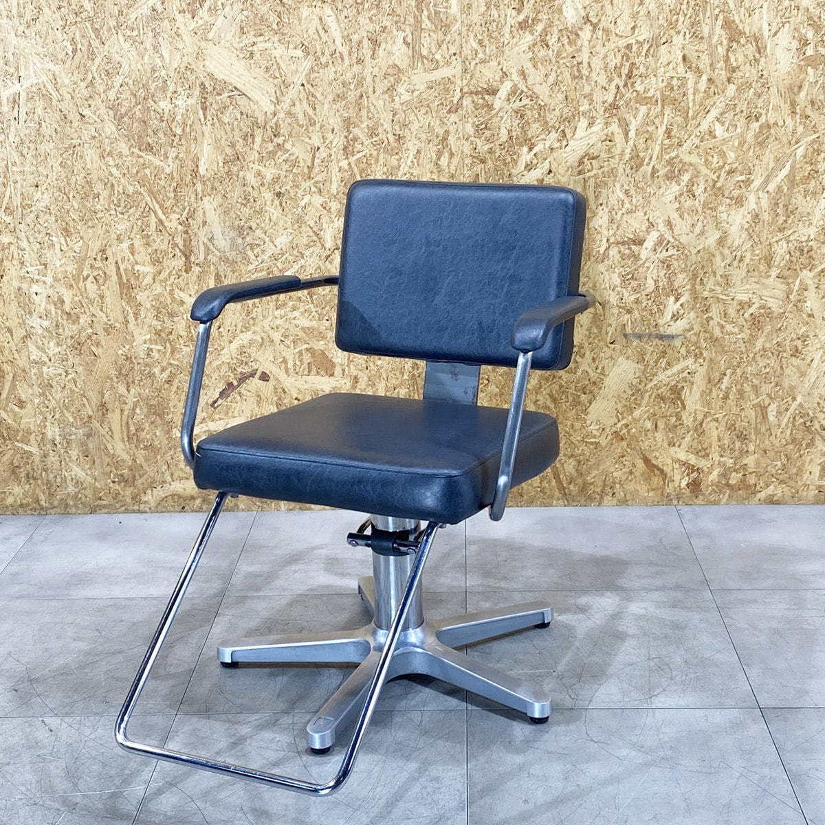 中古】タカラベルモント スタイリングチェア 『THEIAシリーズ Carre 