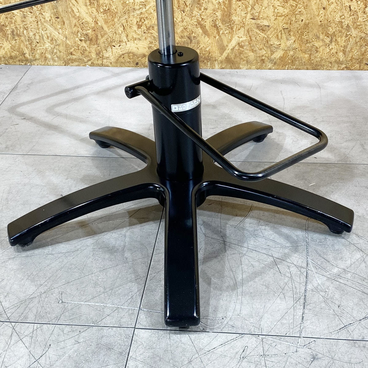 中古】タカラベルモント スタイリングチェア 『THEIAシリーズ Carre