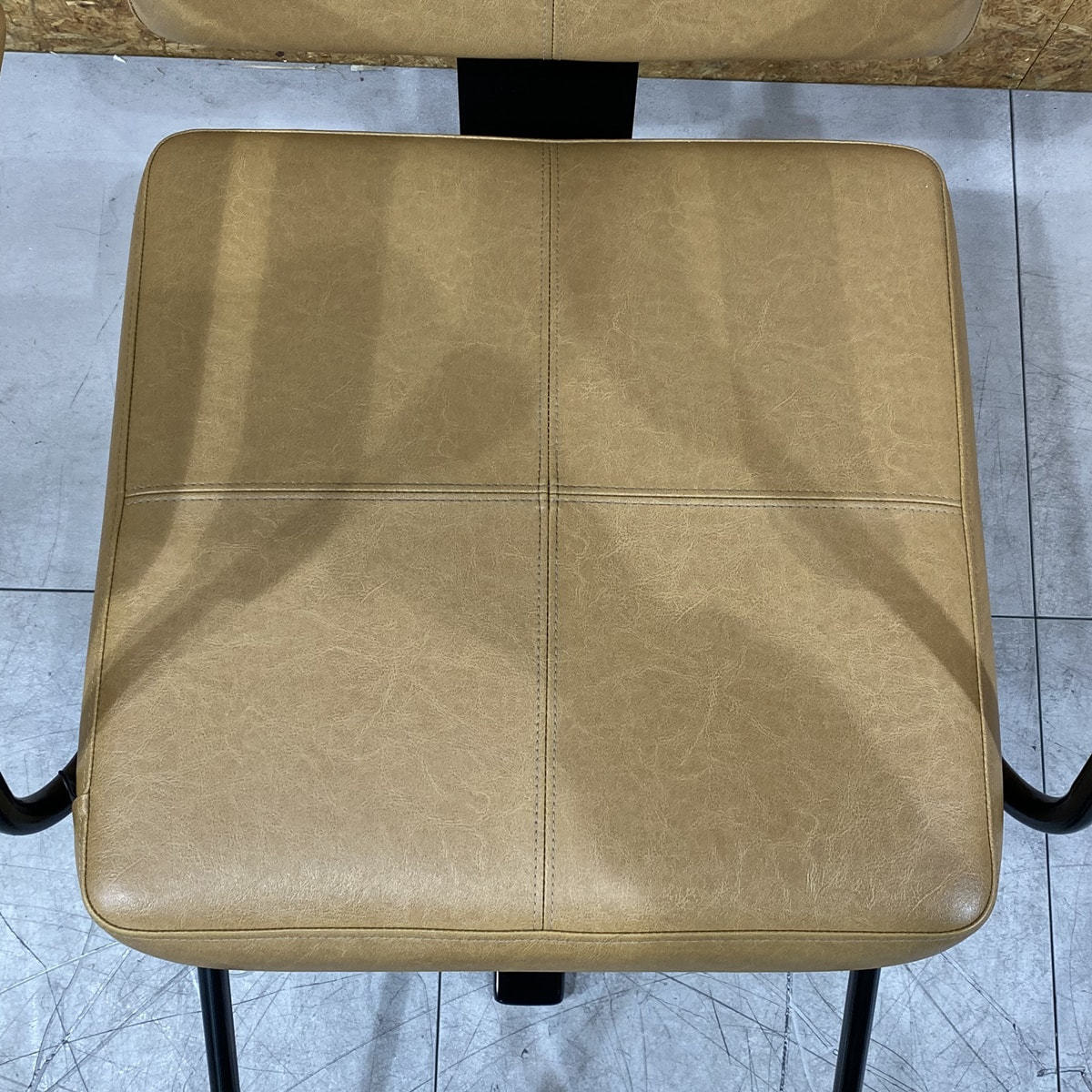 スタイリングチェア　　キャメル 中古】タカラベルモント スタイリングチェア 『THEIAシリーズ Carre