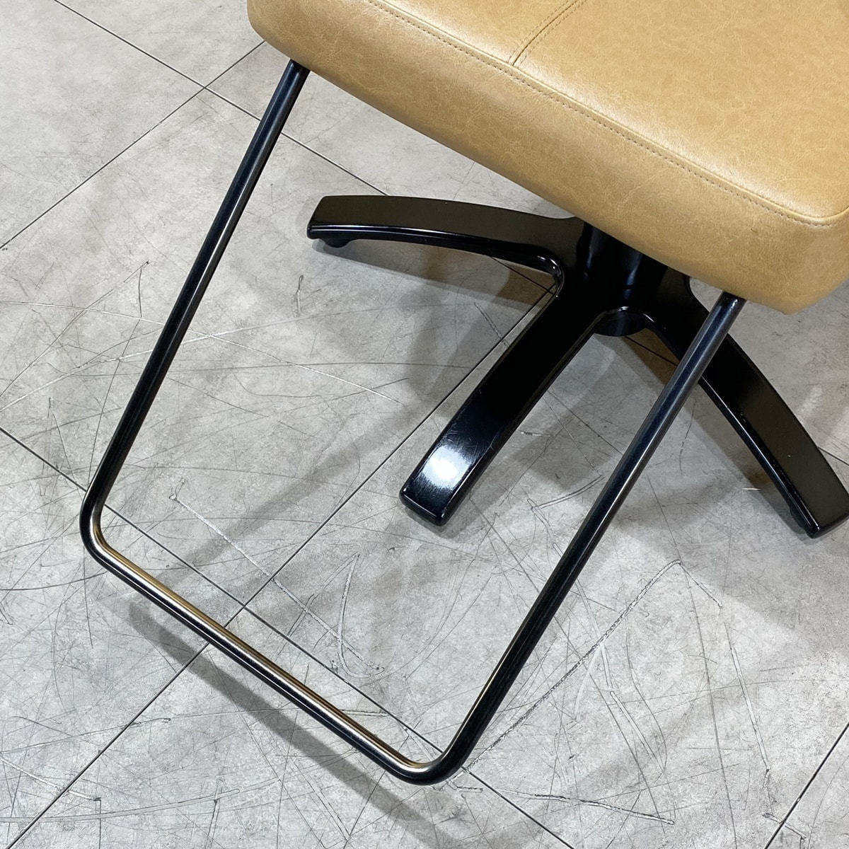 中古】タカラベルモント スタイリングチェア 『THEIAシリーズ Carre