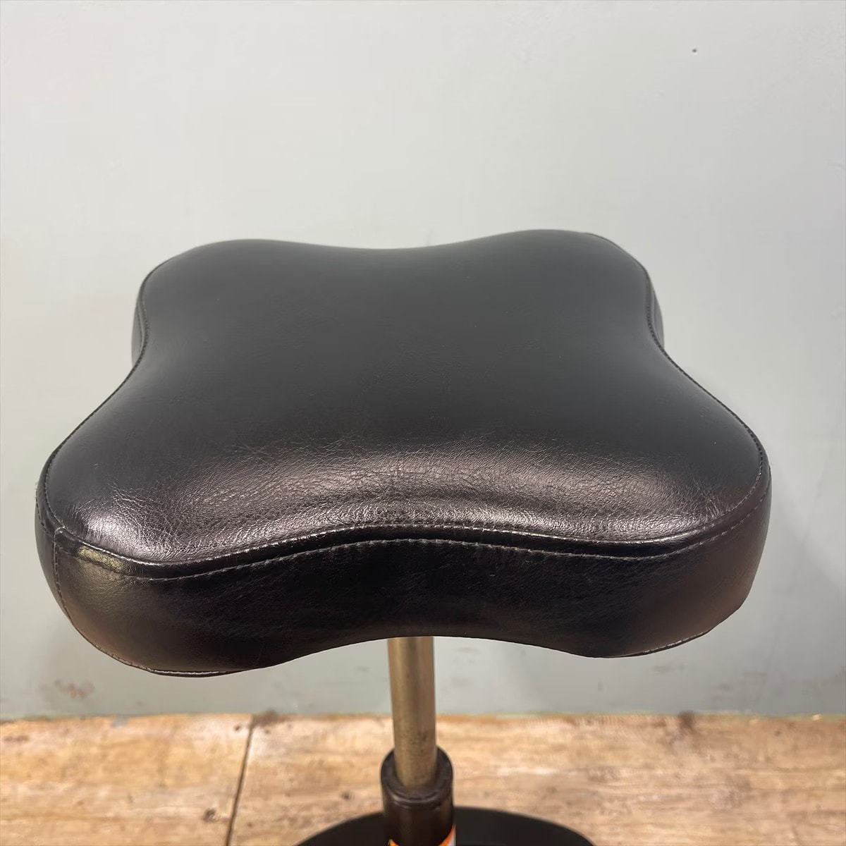 タカラベルモント ESPOIR STOOL （エスポワールスツール）レザーやぶれ