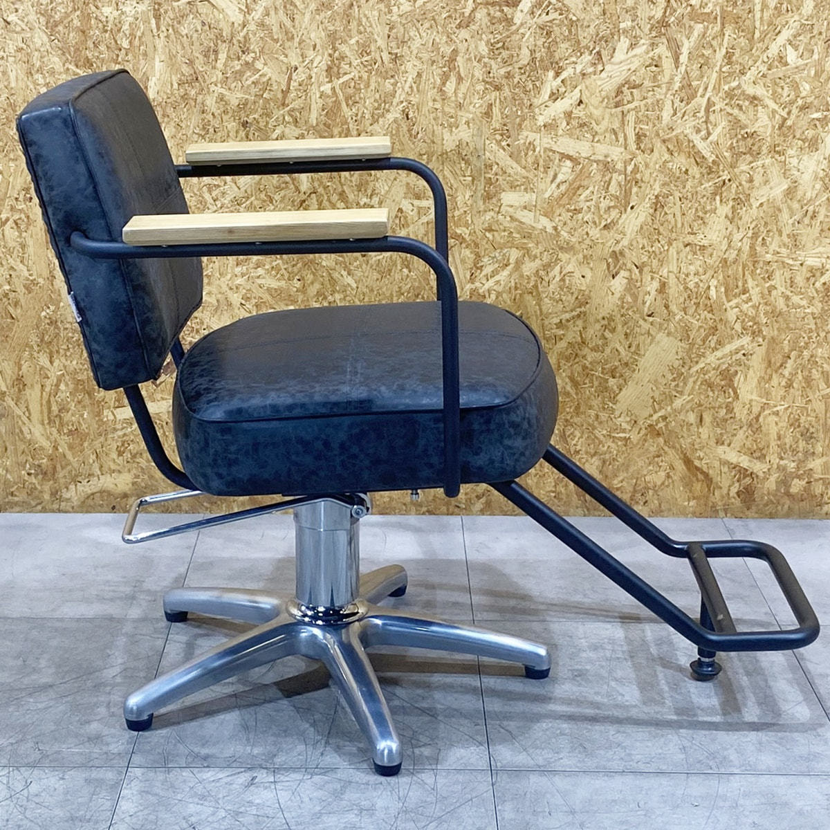 マテリ　スタイリングチェア　美容室椅子 ハーネスコードII ブラック 中古】マテリ スタイリングチェア『ハーネスコードⅡ』ブラックの卸