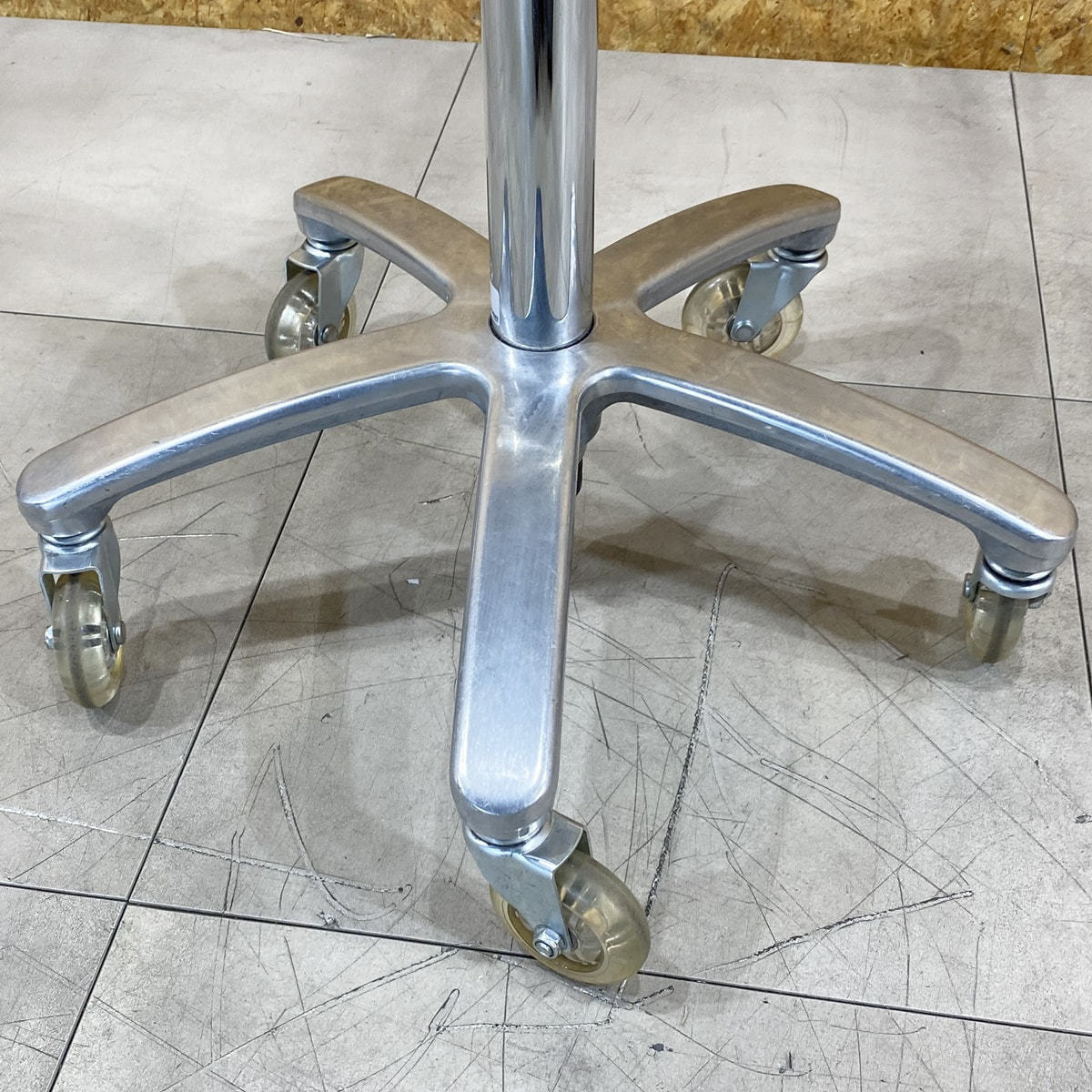 タカラベルモント アルミ Dスツール 赤キャスター タカラベルモント アルミ Dスツール 赤キャスター タカラベルモント