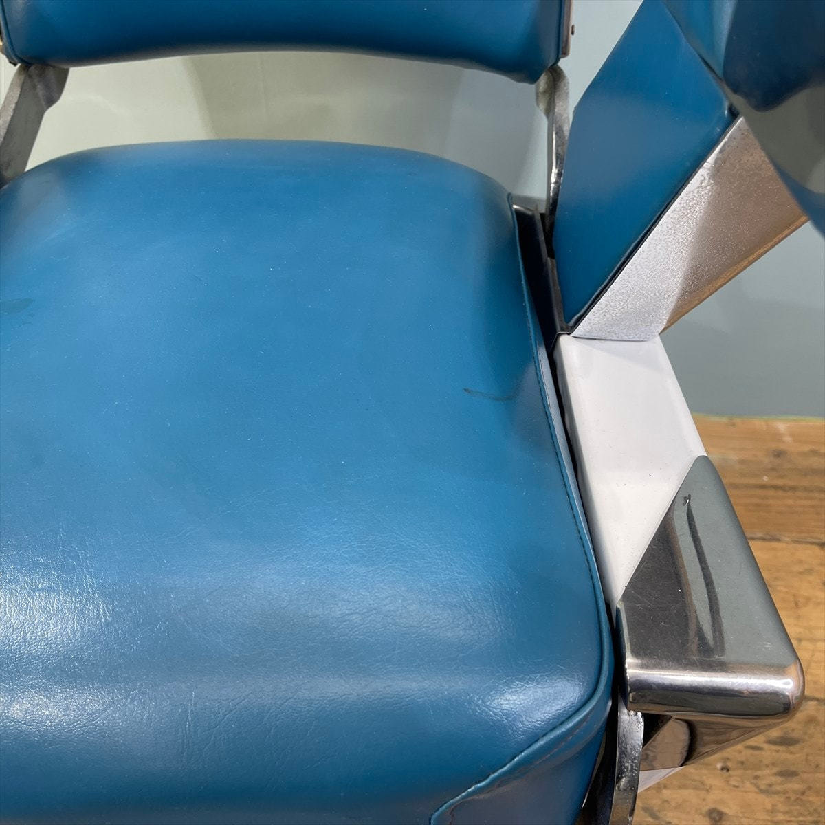 タカラベルモント レトロバーバーチェア（理容椅子）【57号】の卸