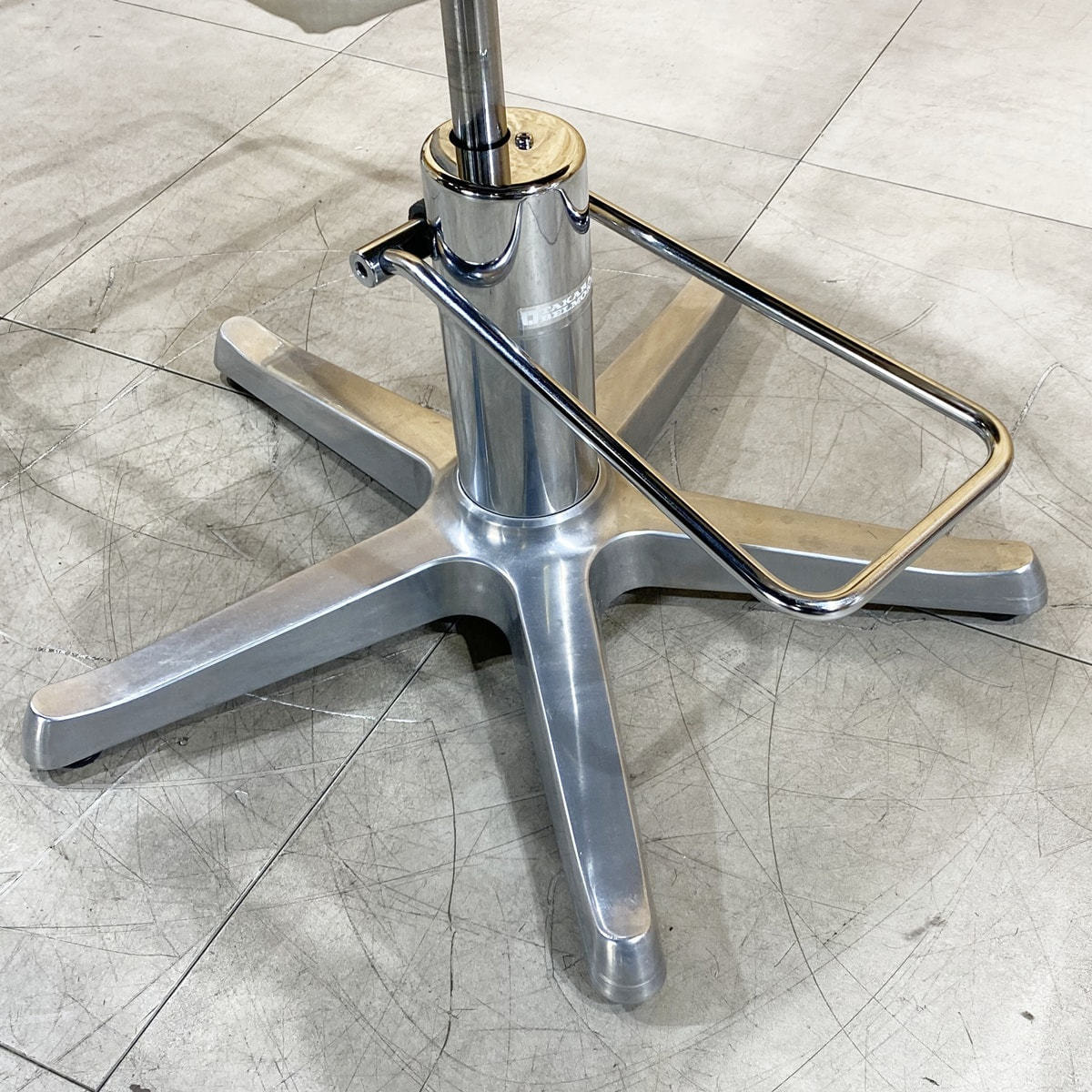 中古】タカラベルモント スタイリングチェア 『THEIAシリーズ Cirk