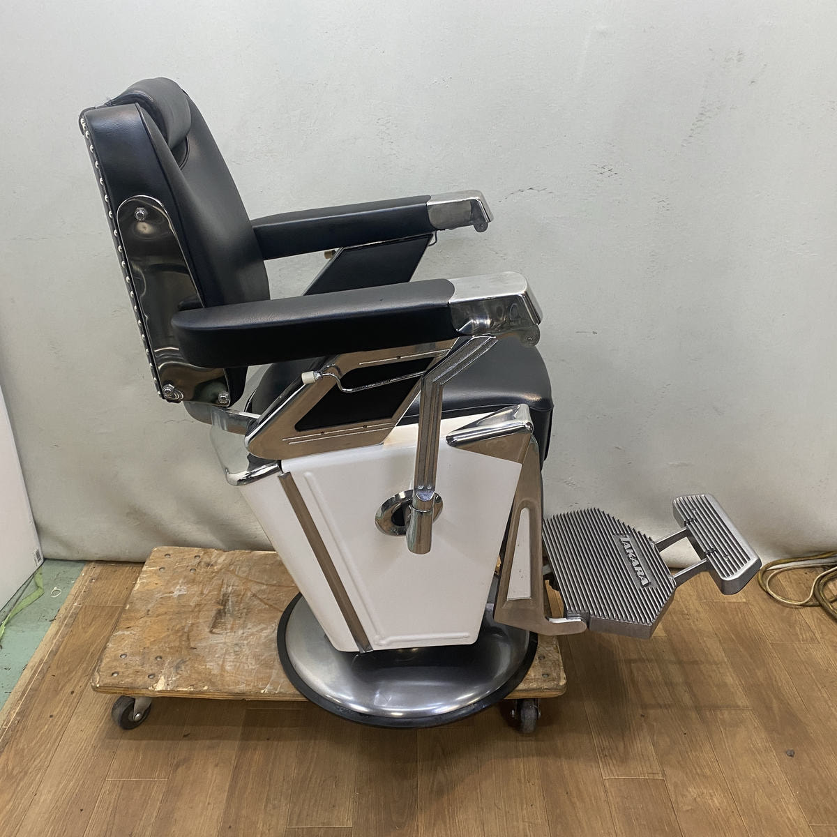 タカラベルモント レトロバーバーチェア（理容椅子）【57号】の卸