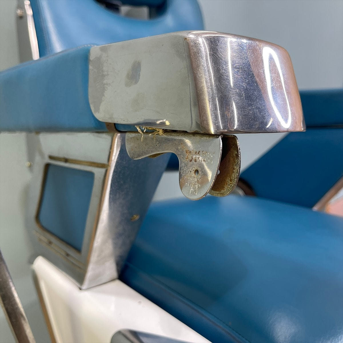 タカラベルモント レトロバーバーチェア（理容椅子）【57号】の卸