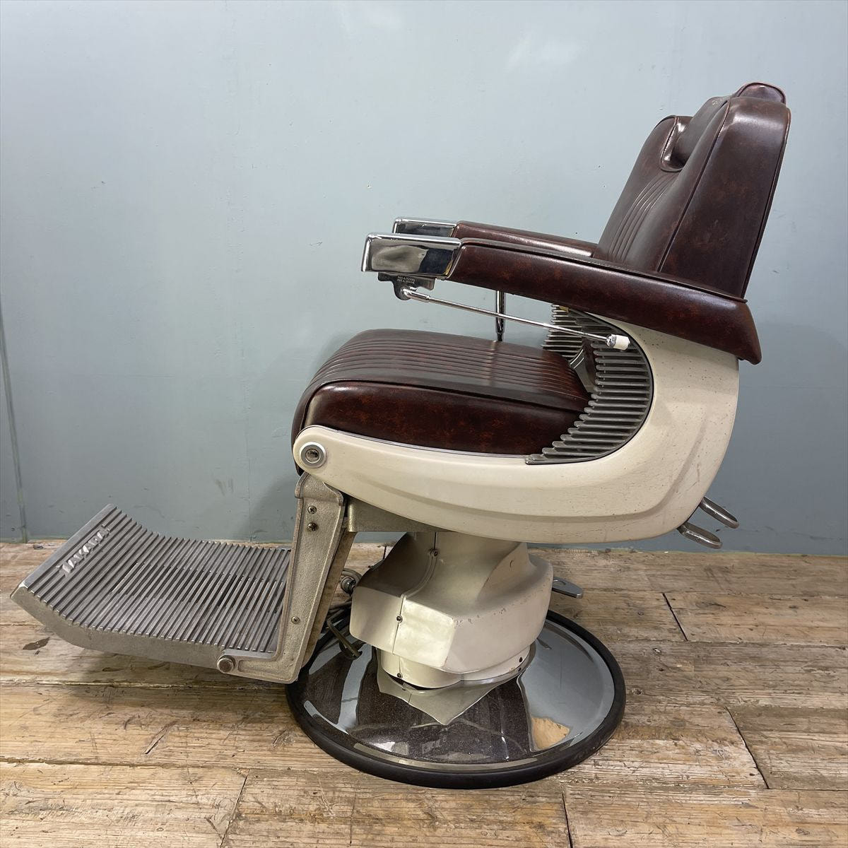 タカラベルモント 昭和レトロ バーバーチェア（理容椅子）の卸・通販