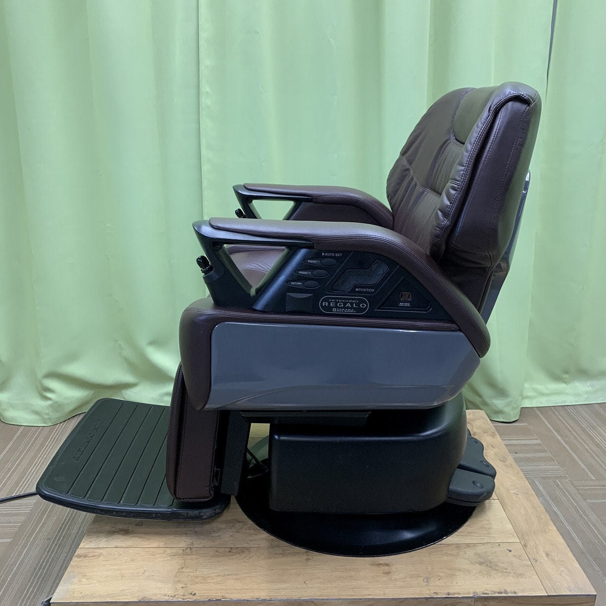 奥*誉様 理容椅子　タカラベルモントBB-8900 黒 タカラベルモント 理容椅子 レガロ BB-8900