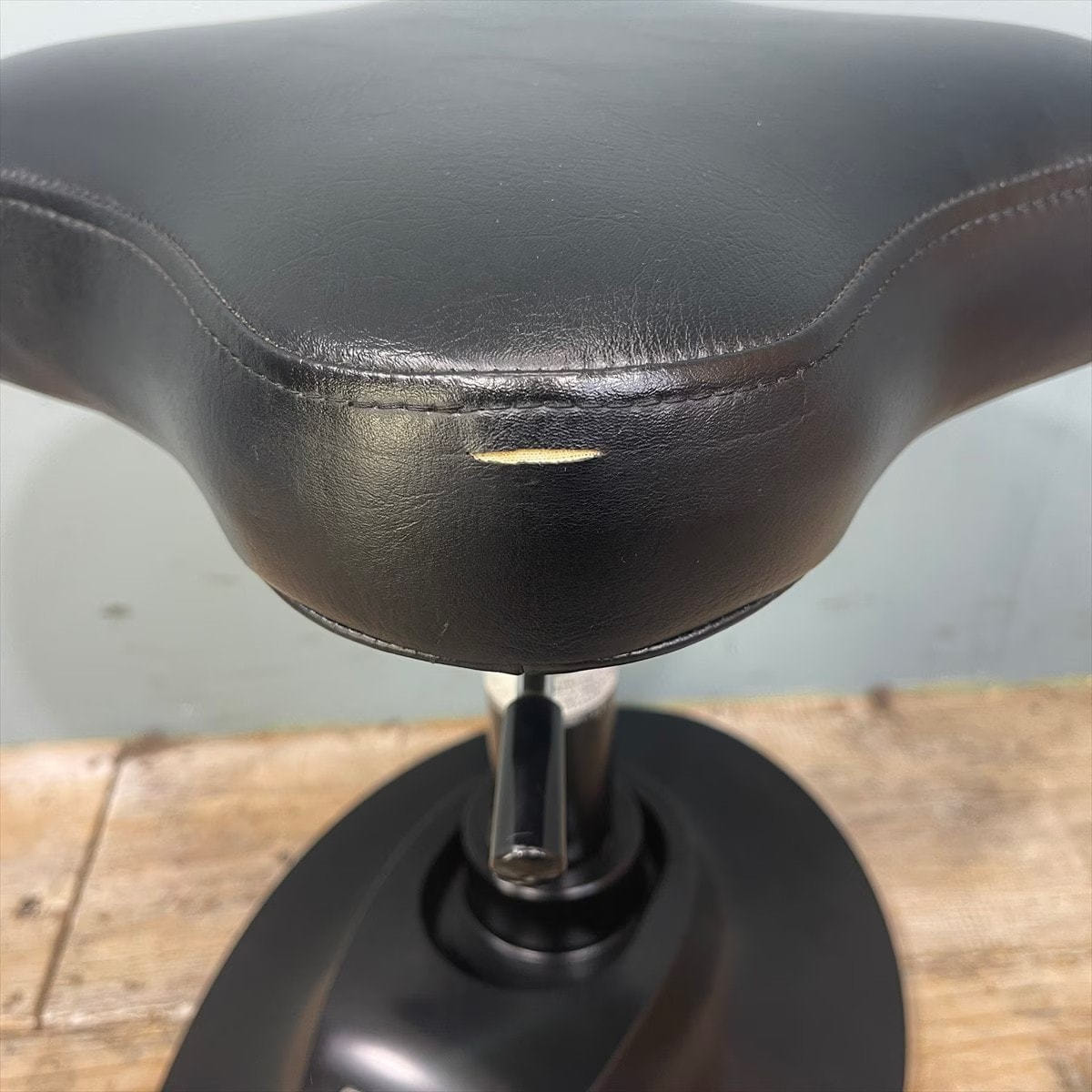 タカラベルモント ESPOIR STOOL （エスポワールスツール）レザーやぶれ