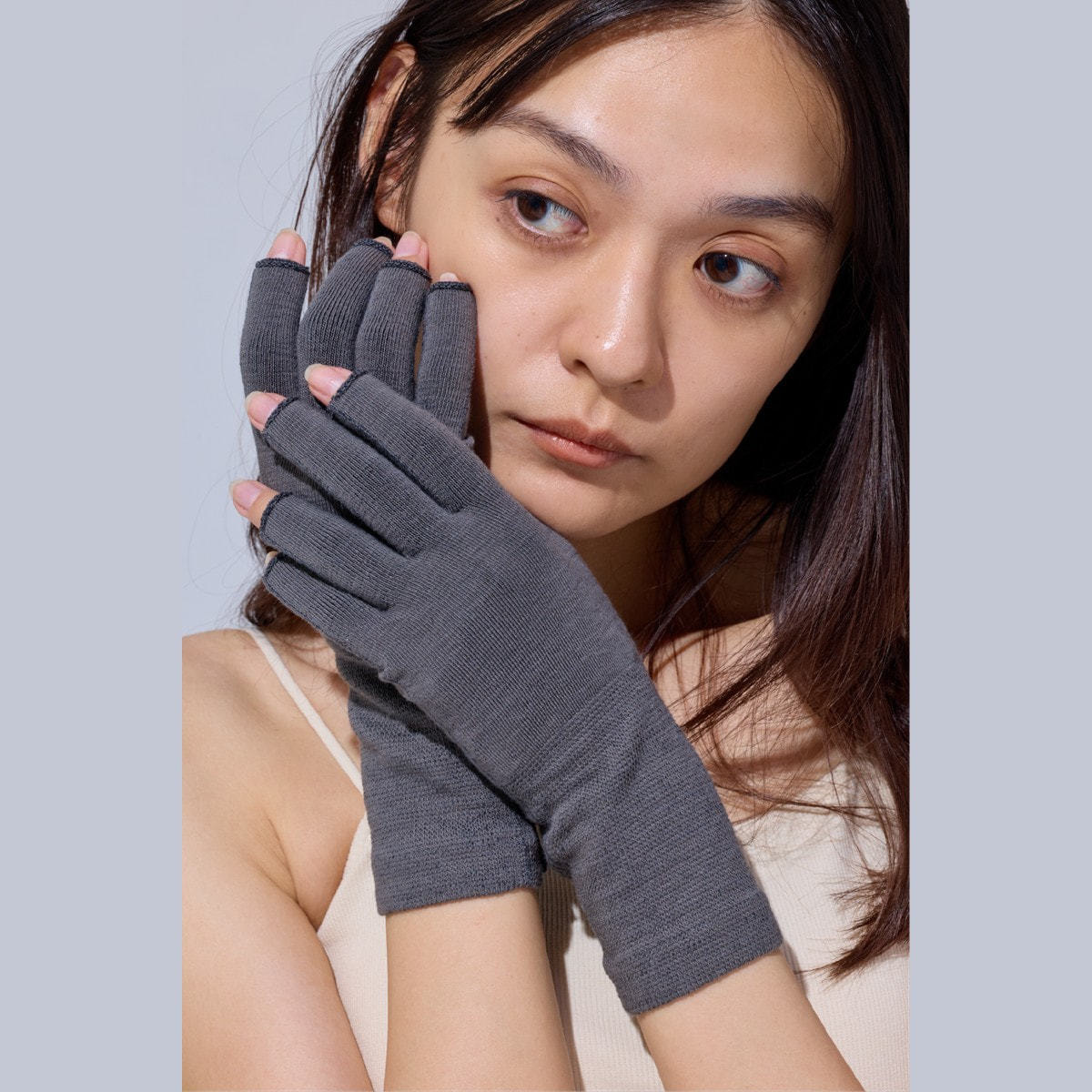 nelmina おやすみ手袋 チャコールグレー シルク×光電子 プーアボーテ プウアボーテ おやすみ手袋（ダークグレー）の卸・通販 | ビューティ