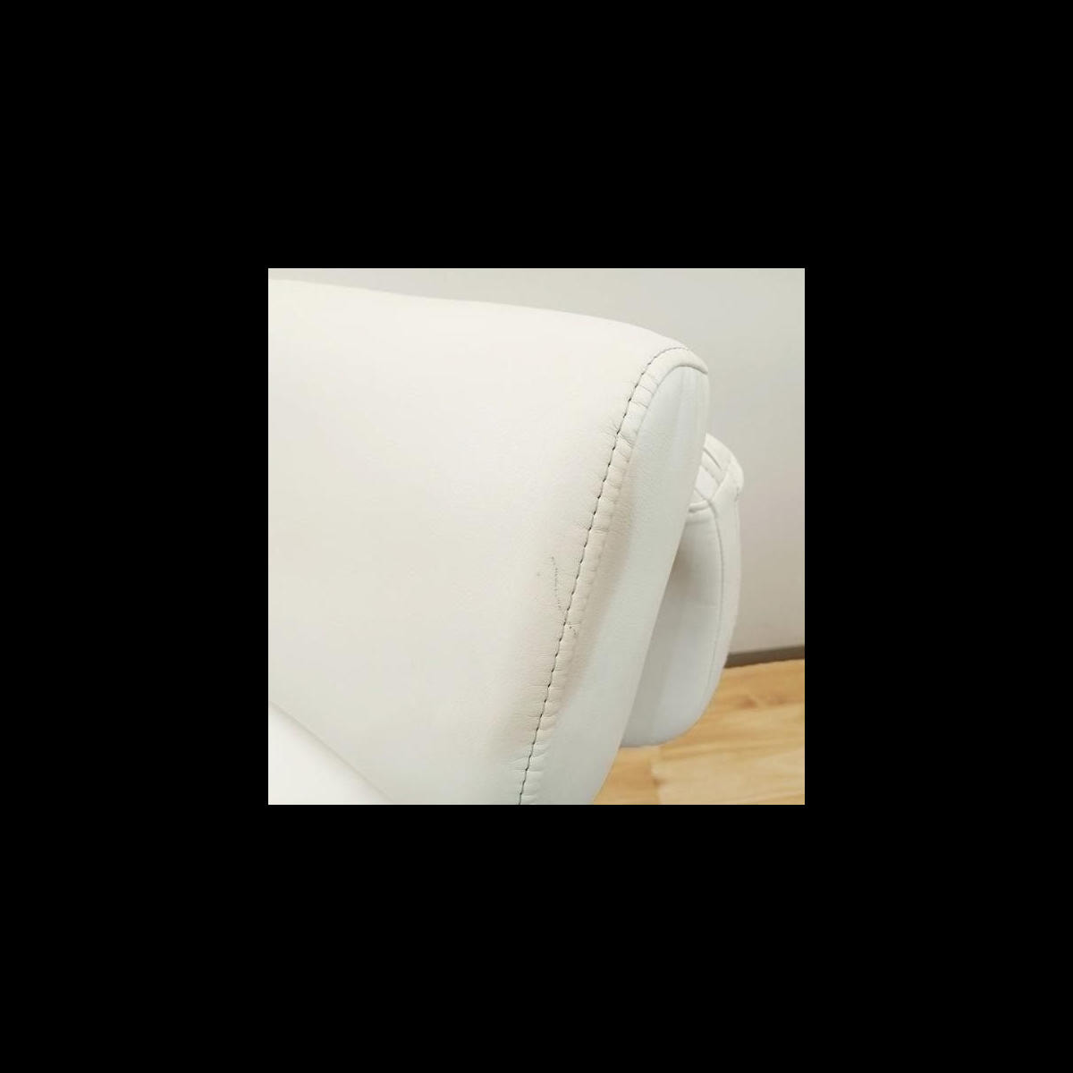 タカラベルモント　リラクゼーションチェア　【CALME】カルム　右側スイッチ タカラベルモント CALMU カルム ホワイト 右側スイッチ仕様 レザー汚れ