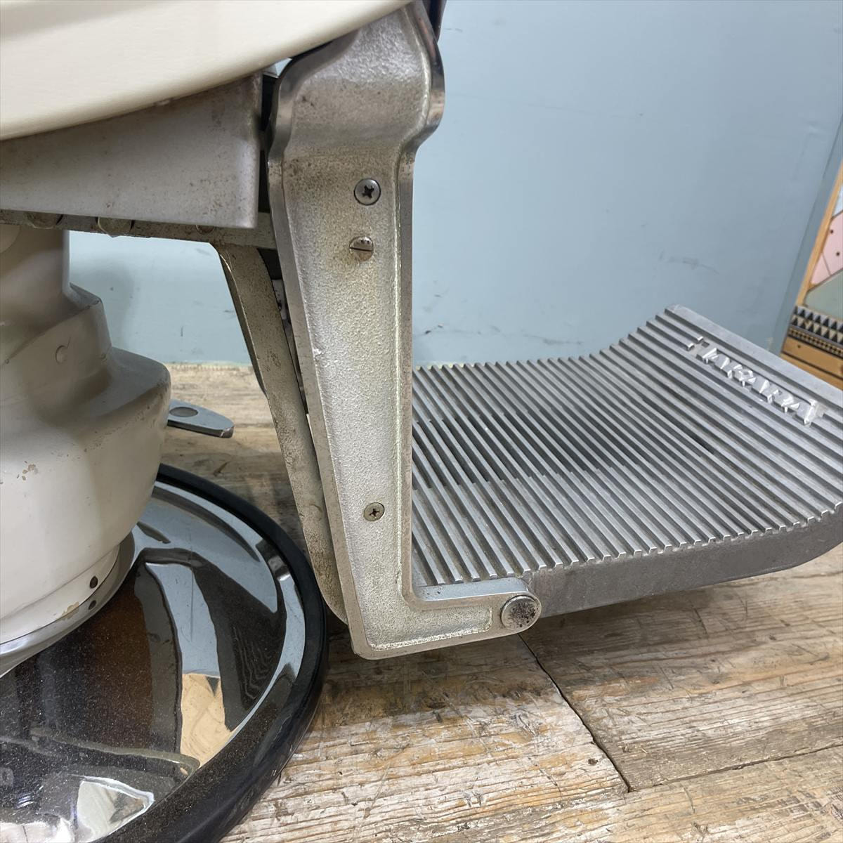 タカラベルモント 昭和レトロ バーバーチェア（理容椅子）の卸・通販