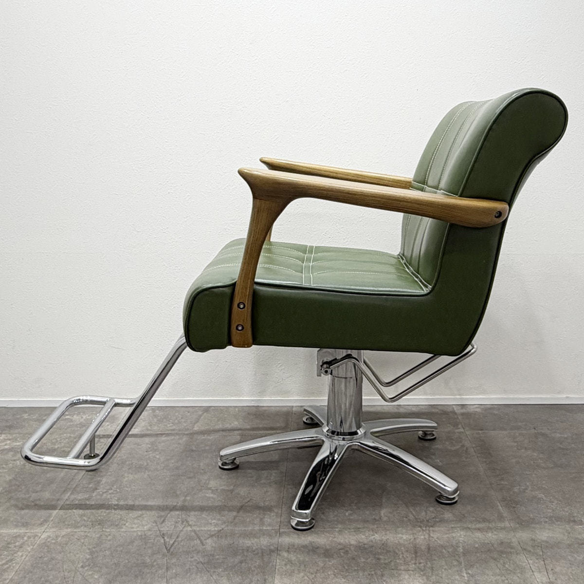 スタイリングチェア BULINO ヴィンテージグリーン BULINO（ブリーノ）の卸・通販 | ビューティガレージ