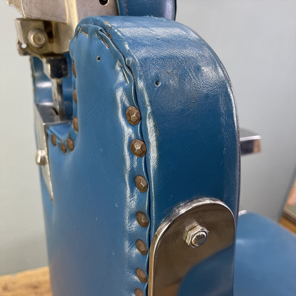 タカラベルモント レトロバーバーチェア（理容椅子）【57号】の卸