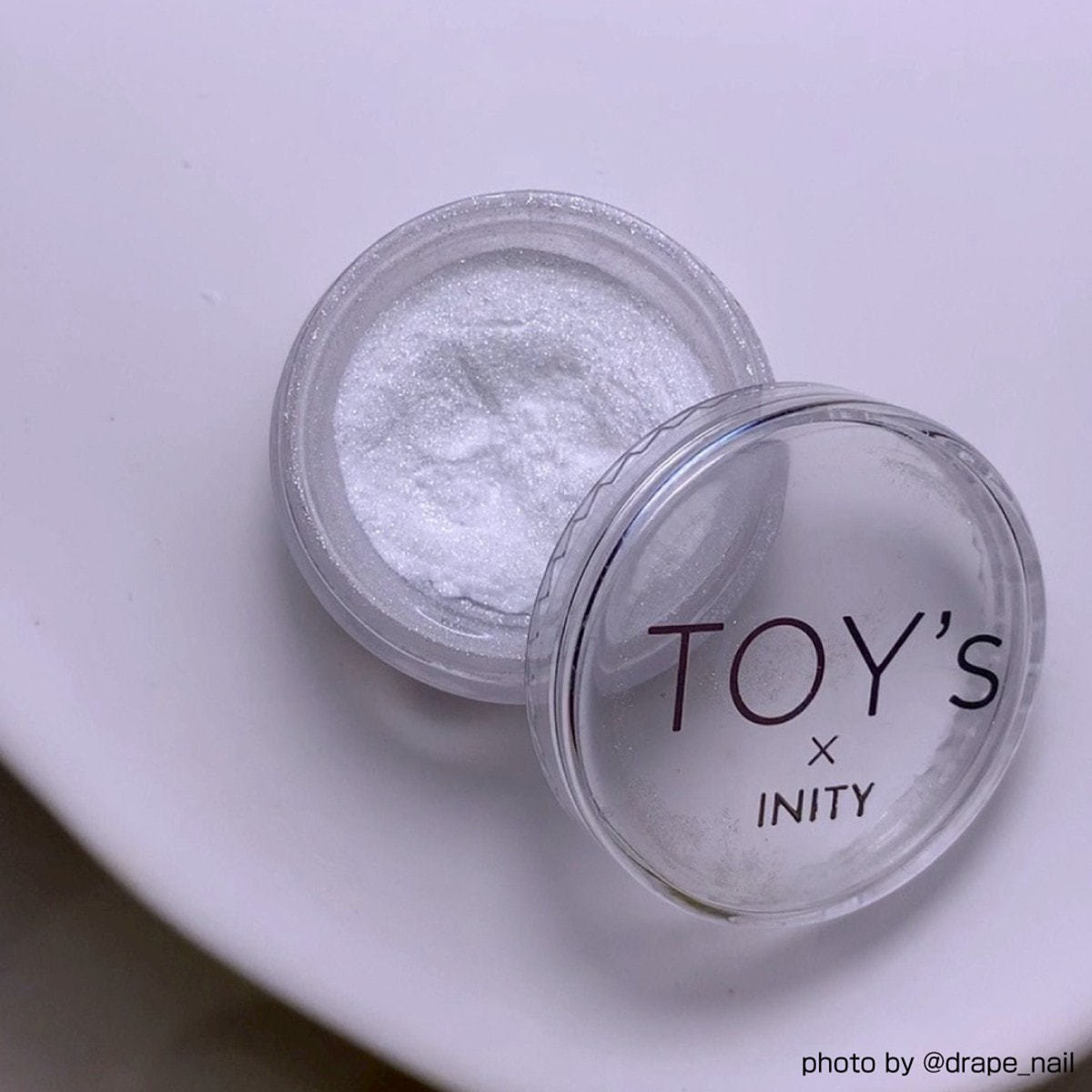 TOY's × INITY 極みツヤパウダー 0.5gの卸・通販 | ビューティガレージ