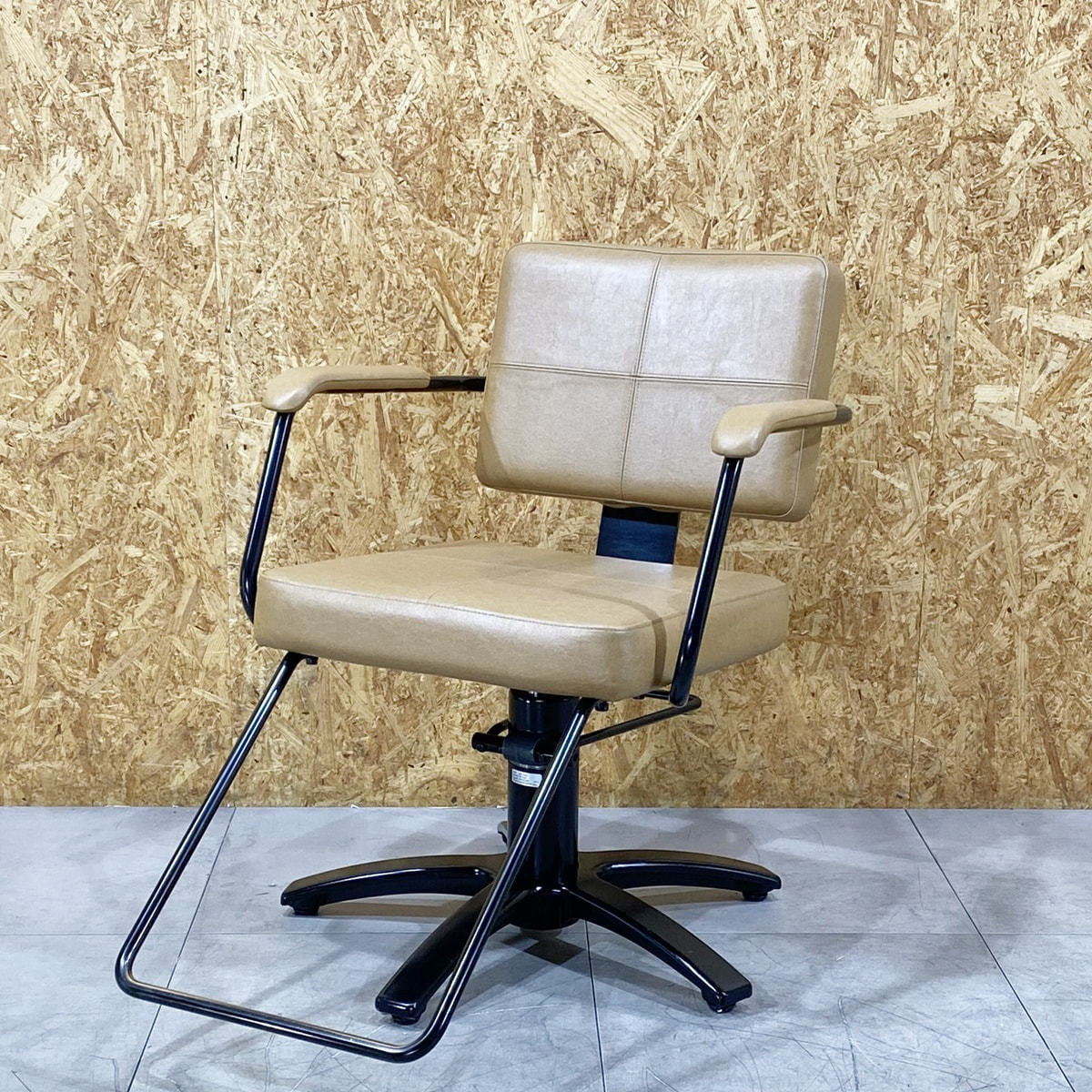 中古】タカラベルモント スタイリングチェア 『THEIAシリーズ Carre