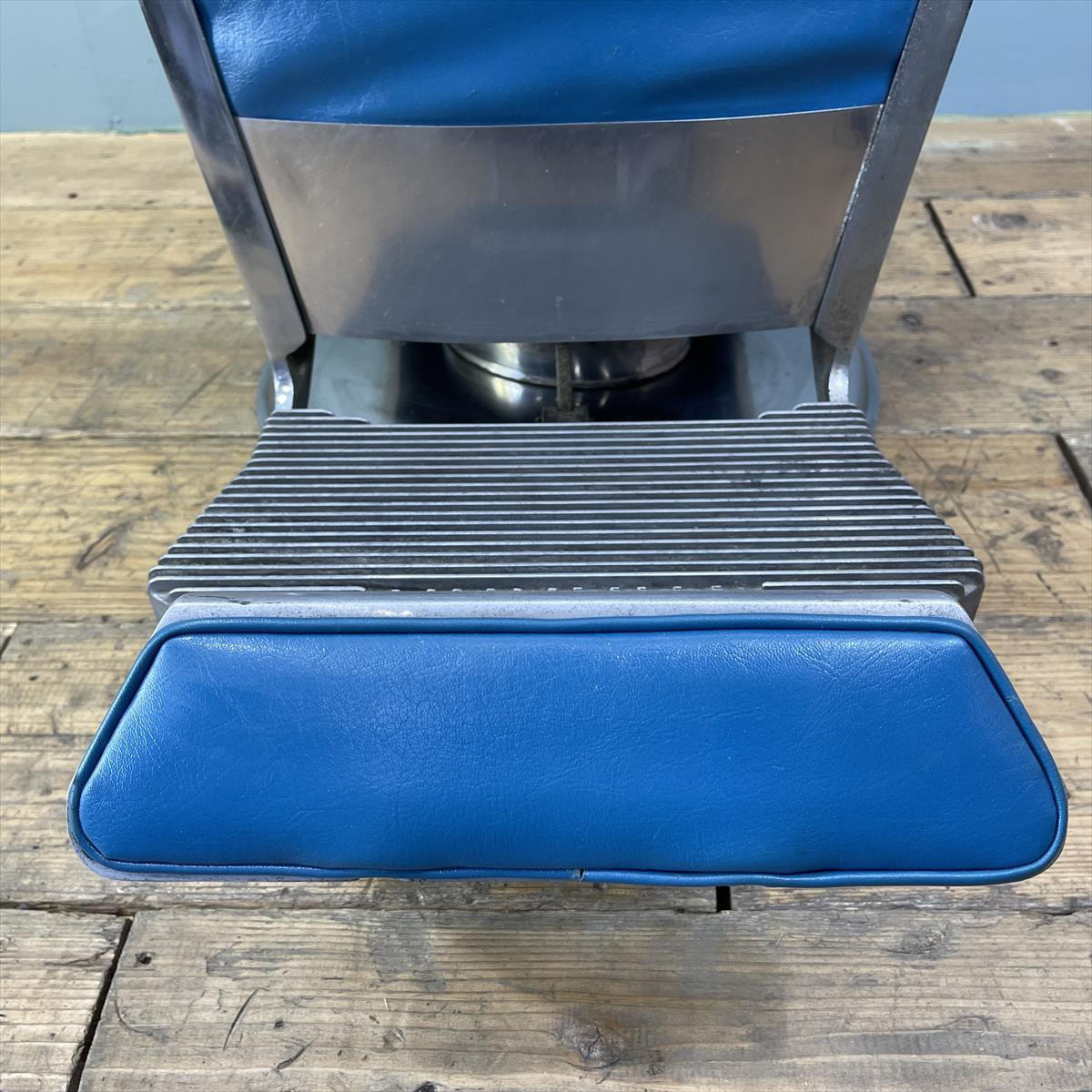 タカラベルモント レトロバーバーチェア（理容椅子）【57号】の卸