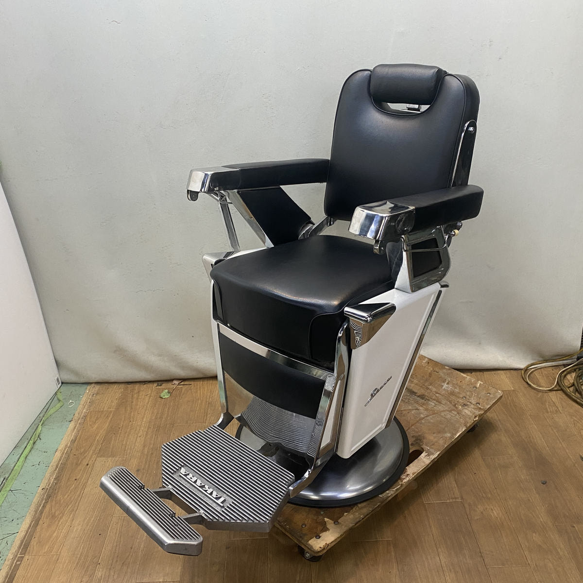 タカラベルモント レトロバーバーチェア（理容椅子）【57号】の卸