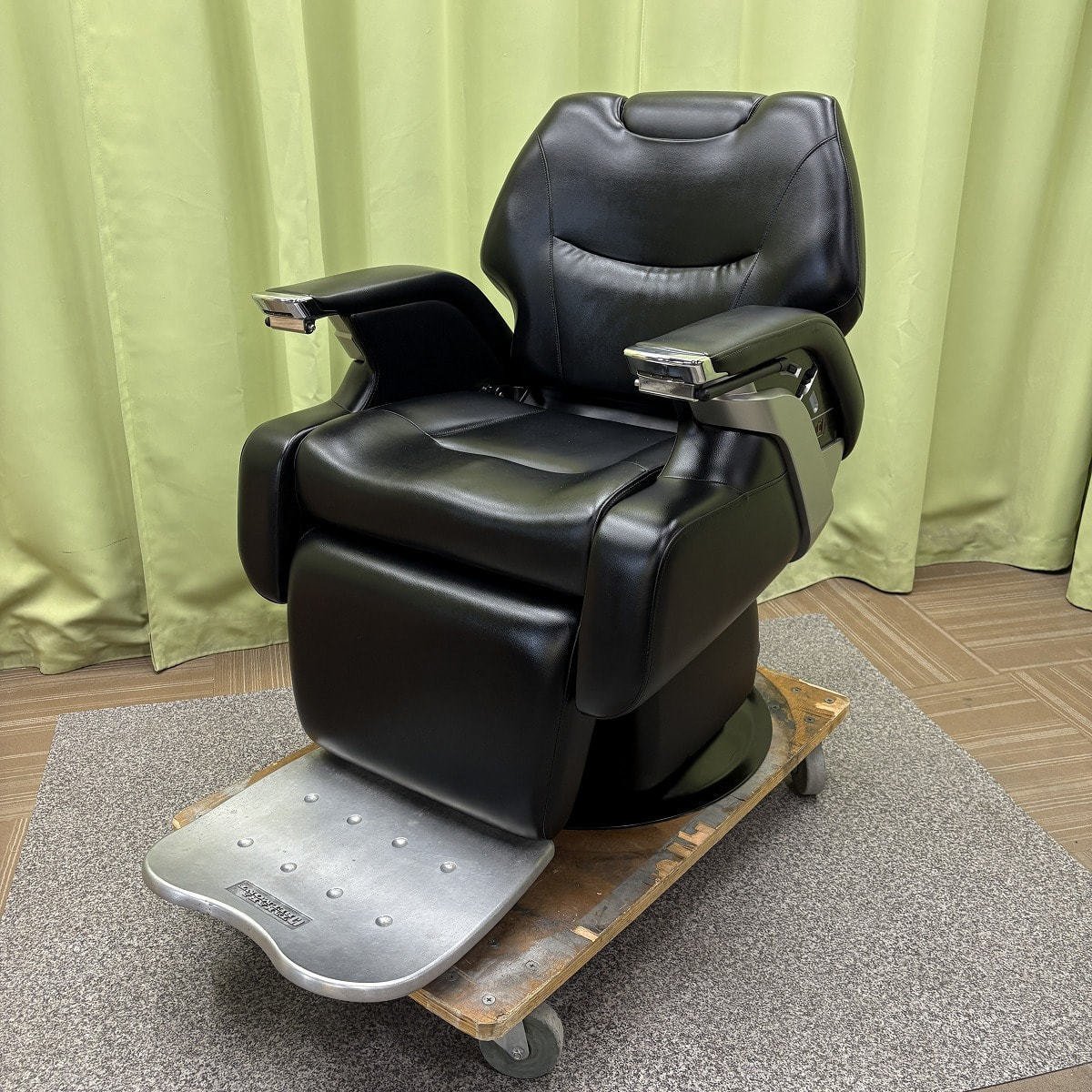理容椅子 LEGEND レジェンド 茶 タカラベルモント 理容椅子 LEGEND レジェンド 茶 タカラベルモント
