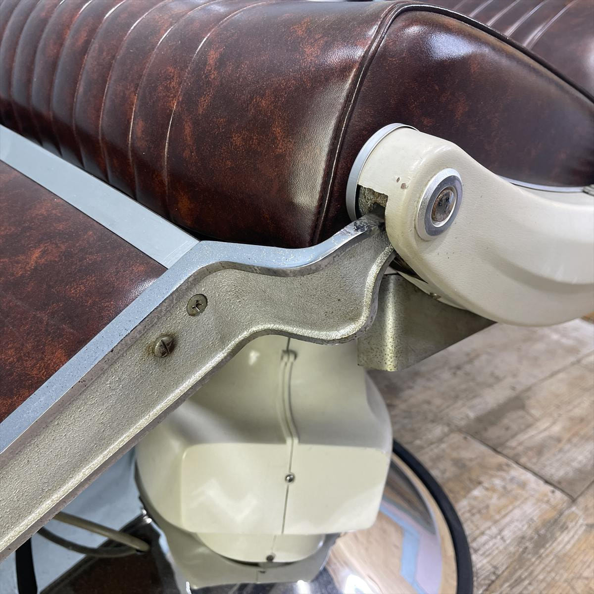 タカラベルモント 昭和レトロ バーバーチェア（理容椅子）の卸・通販