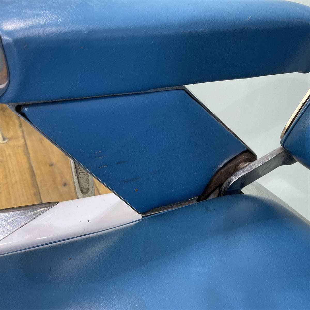 タカラベルモント レトロバーバーチェア（理容椅子）【57号】の卸