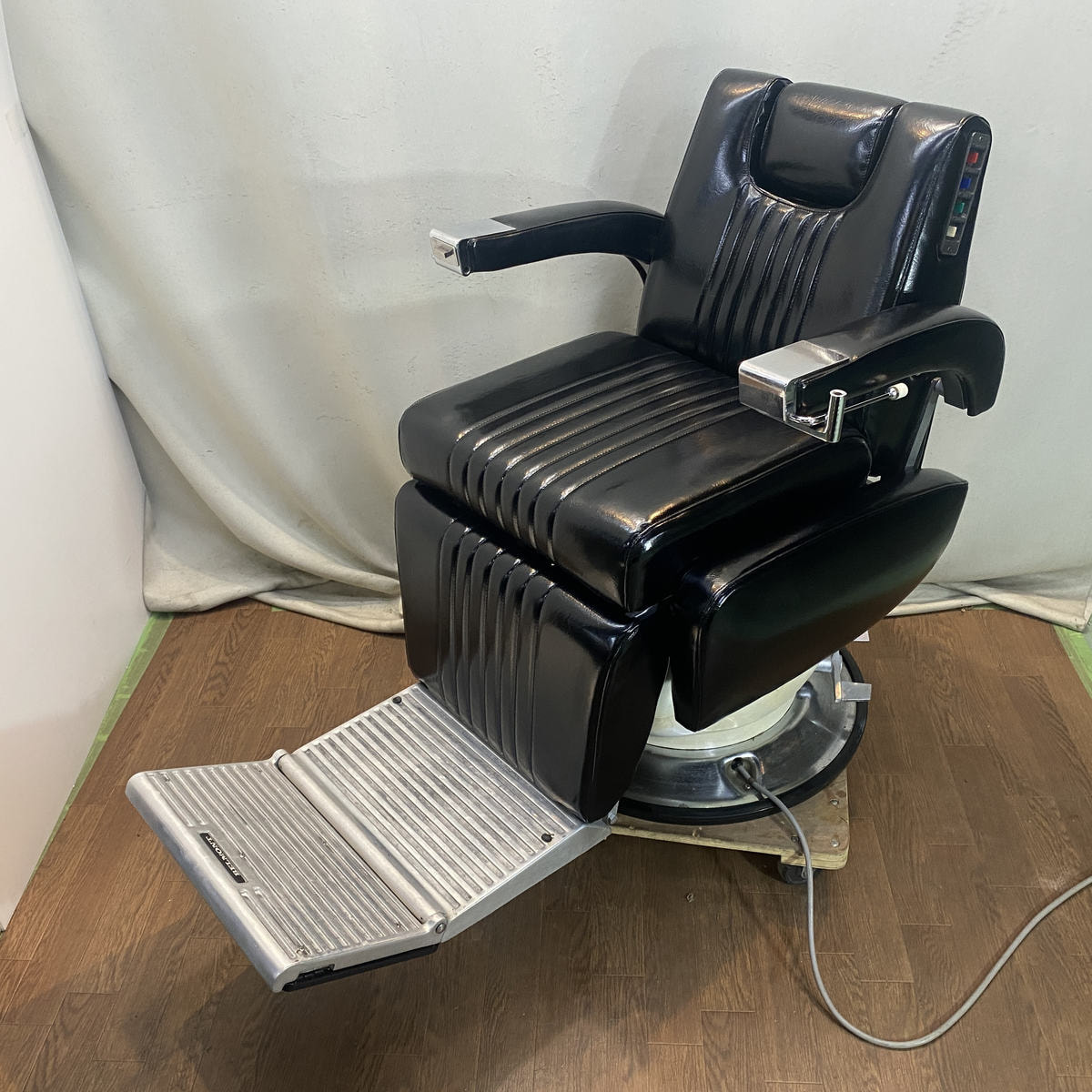 タカラベルモント 理容用椅子 100V 美容室　引取り限定です。 タカラベルモント 理容用椅子 100V 美容室引取り限定です。