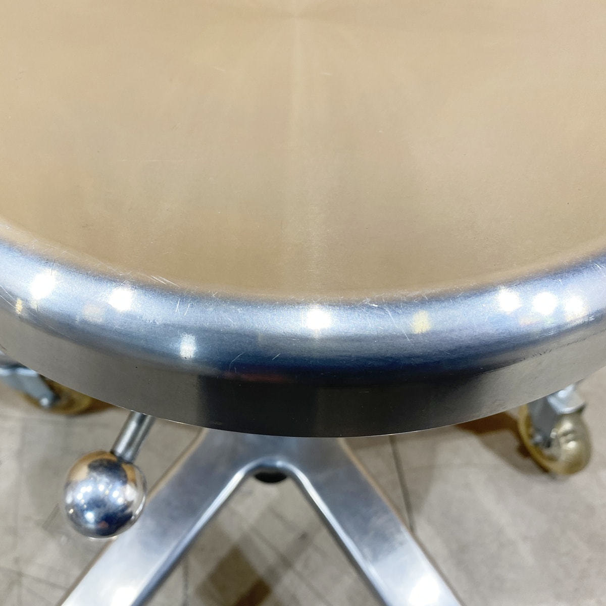 タカラベルモント カットチェア スツール 美容室 Dスツール 完売【中古】タカラベルモント スツール『D-STOOL ALUMI（D-スツール