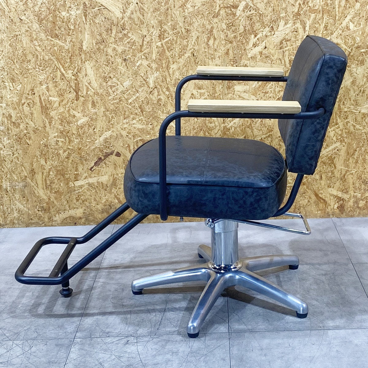 マテリ　スタイリングチェア　美容室椅子 ハーネスコードII ブラック 中古】マテリ スタイリングチェア『ハーネスコードⅡ』ブラックの卸