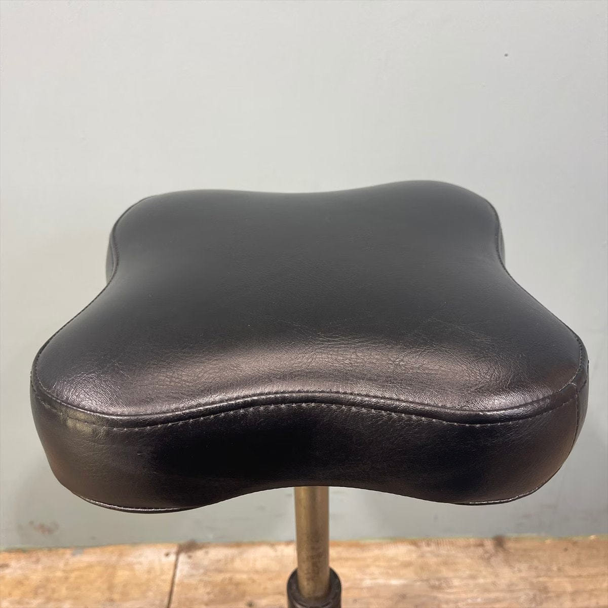 タカラベルモント ESPOIR STOOL （エスポワールスツール）レザーやぶれ