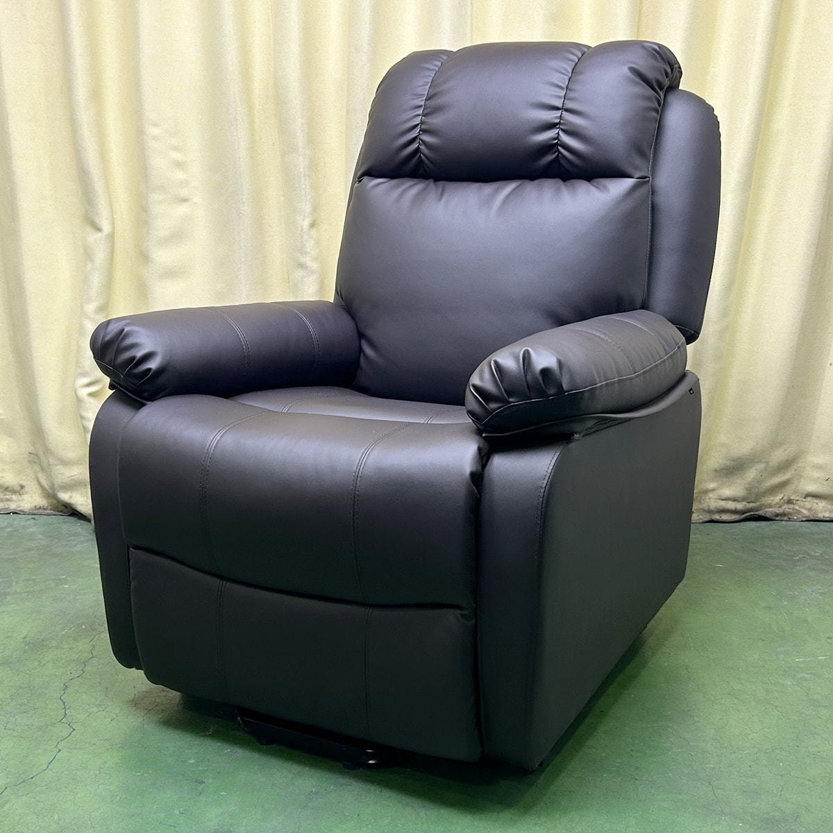 商談中 SHIFFON Jr｜シフォンジュニア｜ステージ付き｜電動ラウンジ