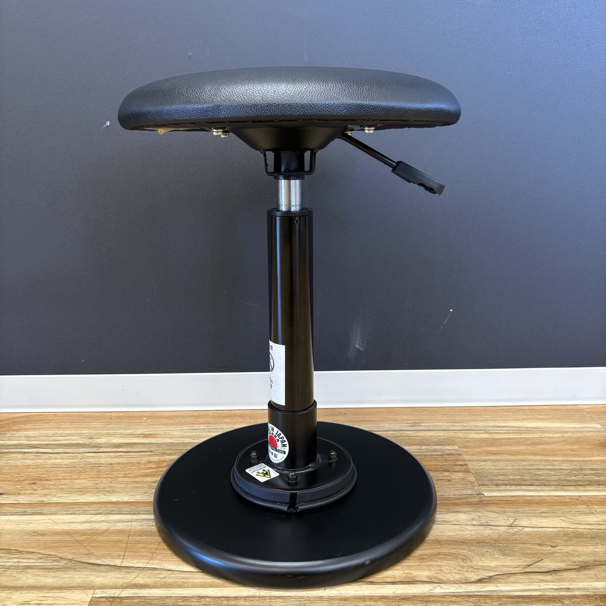 ヘッドスパ　スツール　ビューティーガレージ ヘッドスパスツール【スイング】（日本製） ブラック | 株式会社