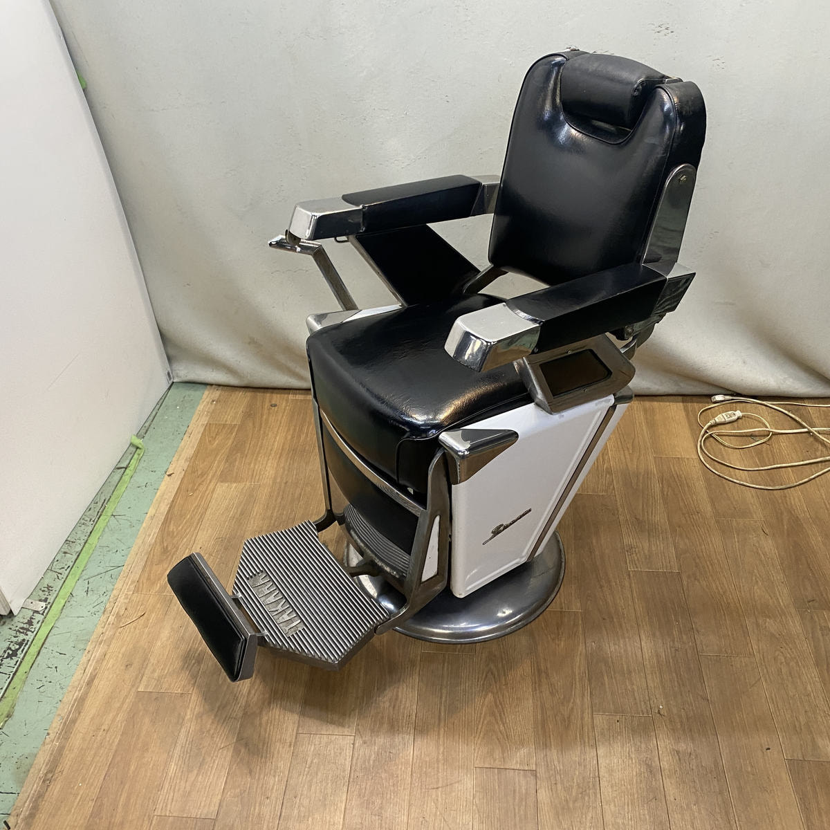 タカラベルモント レトロバーバーチェア（理容椅子）【57号】の卸